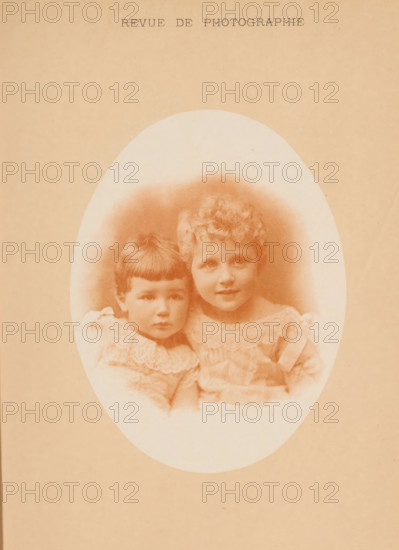 Portrait of two young unknown children, page, photomechanical print, inscription: 'Revue de