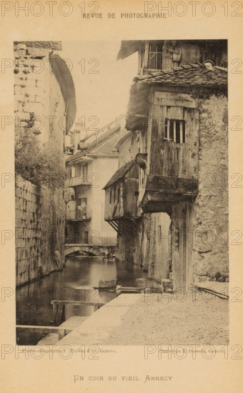 Un coin du vieil Annecy, View of a street on a water in Annecy, page, photomechanical print, maker: