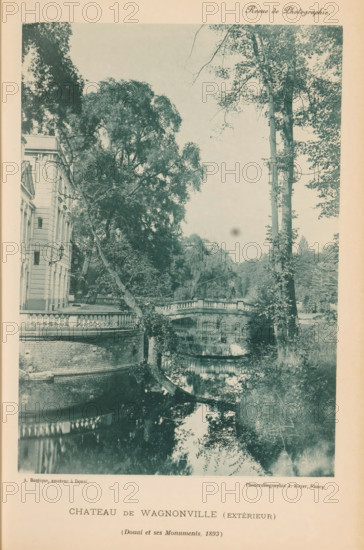 Château de Wagonville (Extérieur), View of a country house on the water in Wagonville, page,
