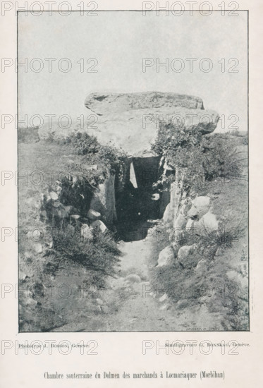 Chambre souterraine du Dolmen des marchands à Locmariaquer (Morbihan), View of a dolmen, page,