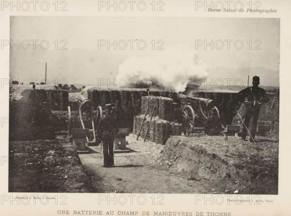 Une Batterie au Champ de Maneuvers de Thonne, Two gunners at Thonne, France, page, photomechanical