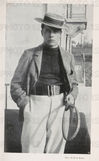 Portrait of an unknown man with a tennis racket, page, photomechanical print, monogram: 'C. Cie',