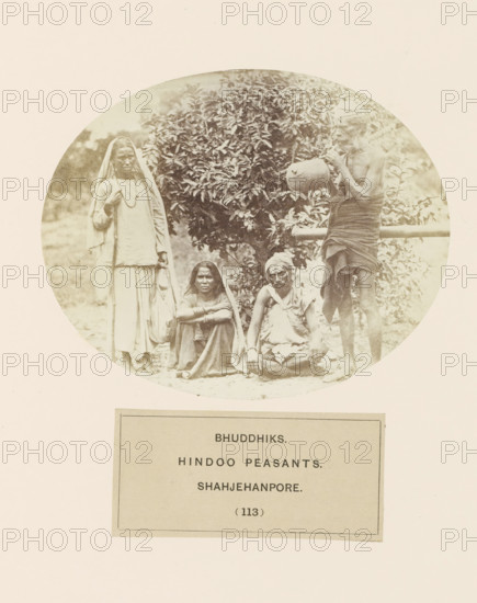 Four unknown Bhuddhiks from Shahjahanpur in front of a bush, Bhuddhiks. Hindu peasants.