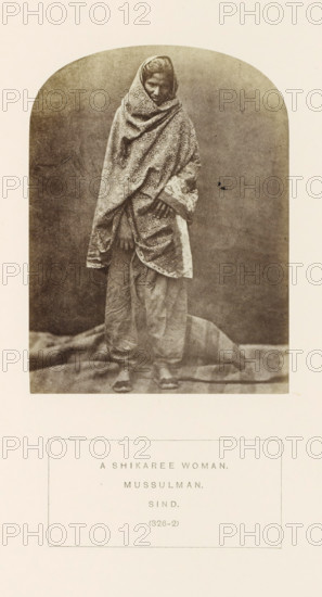 Portrait of an unknown huntress with a headscarf from Sindh, Pakistan, photograph, page, number: '
