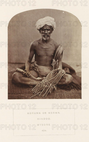 Portrait of an unknown man from the Korama community with a rope used to make a basket or a mat,