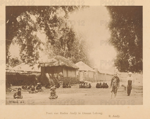 Poeri van Raden Andji te Dassan Lekong, Unknown persons, sitting and standing, at various houses,