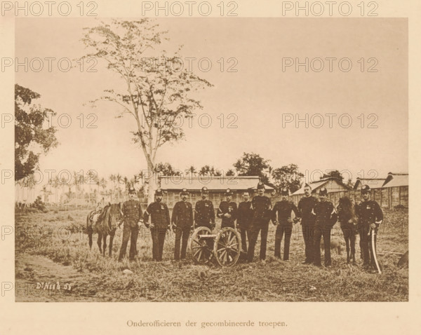 Group portrait of unknown officers near a cannon, Non-commissioned officers of the combined troops,