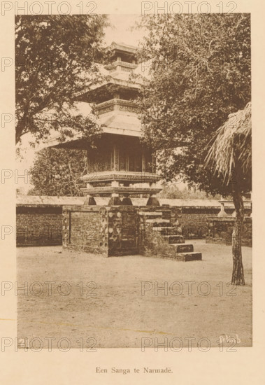 A Sanga at Narmade, A temple at Narmada, page, photomechanical print, maker: Christiaan Johan Neeb,