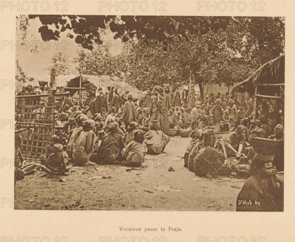 Women's pasar in Praja, Market in Praja, page, photomechanical print, maker: Christiaan Johan Neeb,