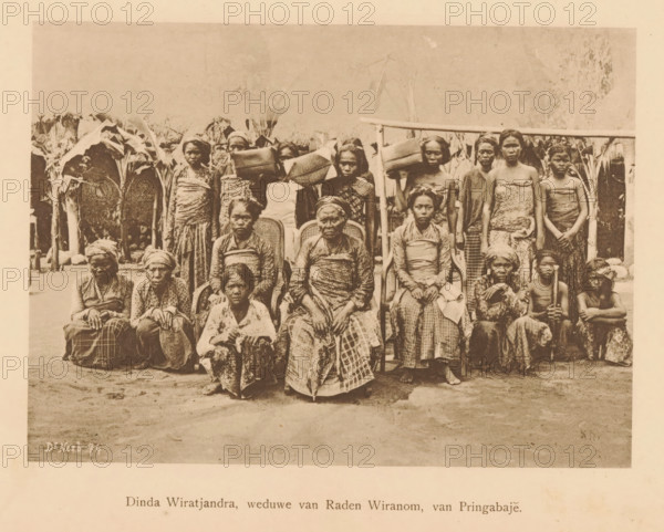 Dinda Wiratjandra, widow of Raden Wiranom, of Pringabaje, Portrait of unknown women and girls with