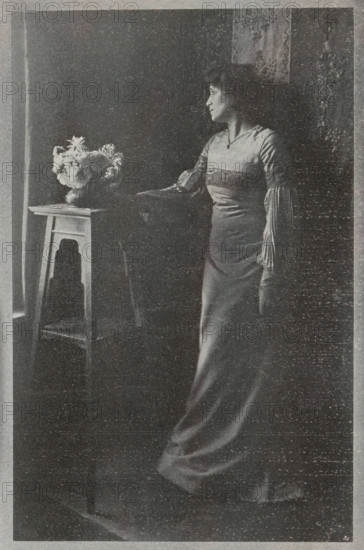 Portrait of an unknown woman, page, photomechanical print, inscription: 'Photographische