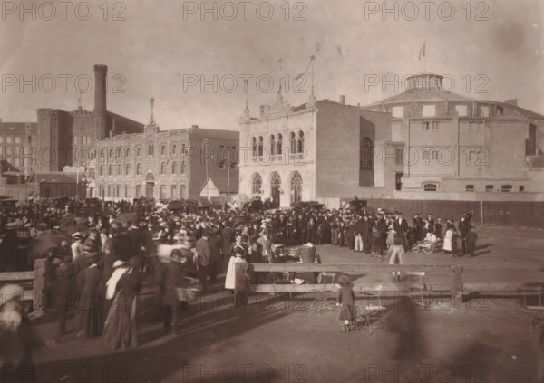 Roubaix, l'Hippodrome a la sortie des sociétés chorales, View of the Grand Place in Roubaix with