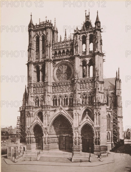Le Cathédrale d'Amiens, vue générale extérieure, View of the Notre-Dame of Amiens, page,