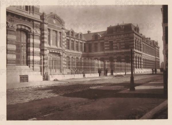 Lille, La Nouvelle Faculté de Médicine, View of Place de la République in Lille during a market,