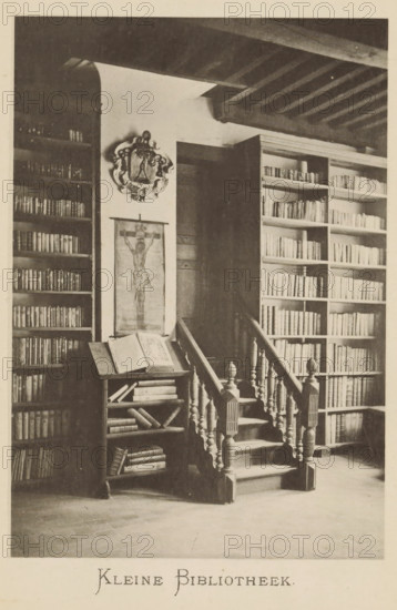 Interior of the library of Christoffel Plantijn, Small library, page, photomechanical print, maker: