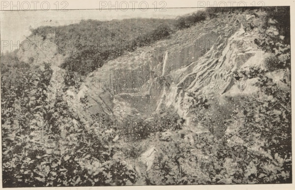 Carrière de Pierre-Pétru, montrant la torsion des couches, View of a quarry, page, photomechanical