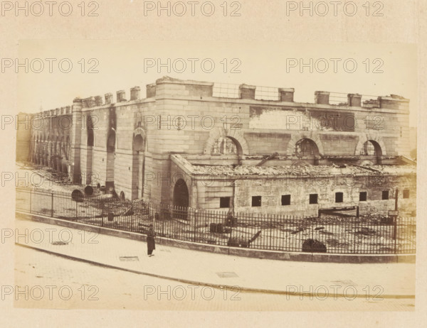 Grenier d'Abondance - vue extérieure, View of a destroyed building, photograph, page, 1871,