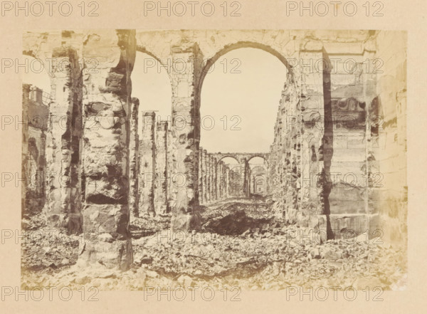 Grenier d'Abondance - vue intérieure, View of the interior of a destroyed building, photograph,