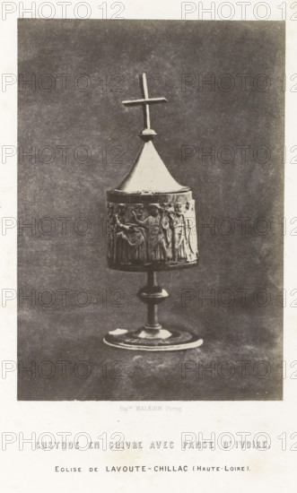 Ivory reliquary from Lavoûte-Chilhac, Custode en cuivre avec panse d'ivoire, photograph, page,