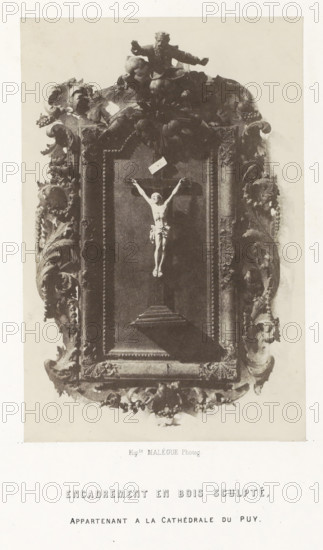Crucifix in wooden frame from the cathedral of Le Puy-en-Velay, Encadrement en bois sculpté,