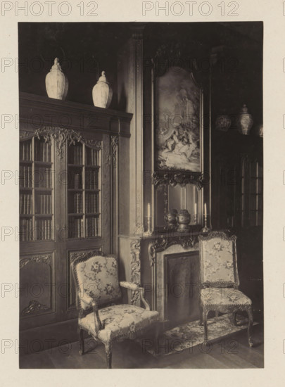 Room with chimney and two bookcases in the house of Antonin Terme, photograph, page, Liège, c. 1880