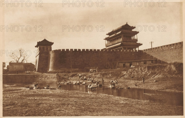Unknown persons near a body of water along a city wall, page, photomechanical print, photographer: