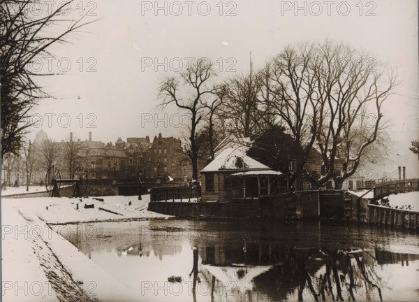 View of a small house on the Stadhouderskade in Amsterdam, photograph, annotation: