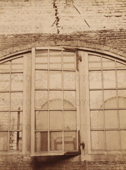 Detail of a window section at the Binnenhof during the restoration, photograph, annotation: