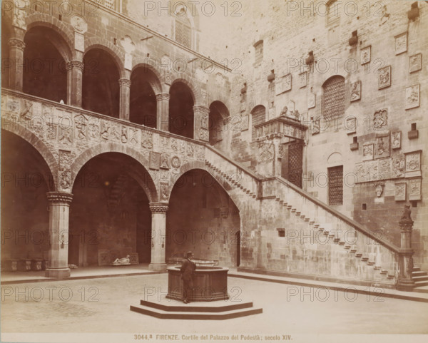 Courtyard of the Palazzo del Podestà in Florence, Italy, Cortile del Palazzo del Podestà, secolo -