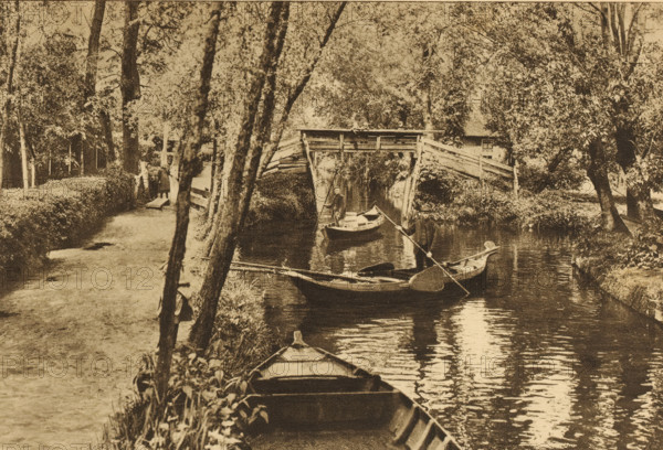 View of Giethoorn, Overijssel, Giethoorn, album page, photomechanical print, This print is part of
