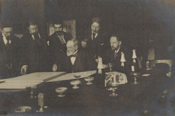George Hendrik Breitner and others, looking at a portfolio, possibly during an art viewing at Arti