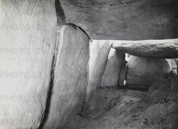 Hunebed van Kerguntuil, Trégastel, photograph, inscription: 'IX, Ban v Heuvel, Allée Couverte de
