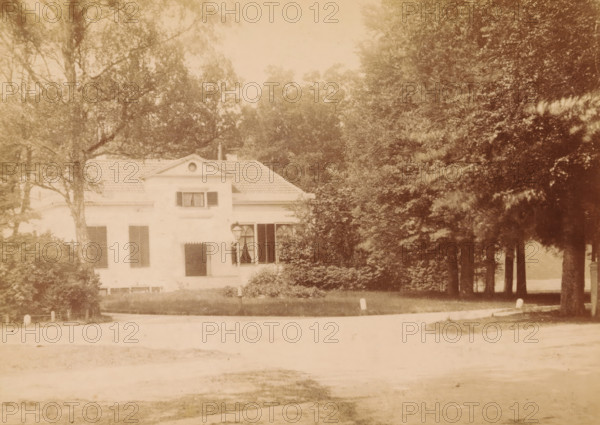 Exterior of a country house on the Zwolseweg in Apeldoorn, photograph, inscription: 'Ant. C.