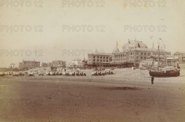 View of the beach at Scheveningen, with the Kurhaus on the right, photograph, inscription: 'CP