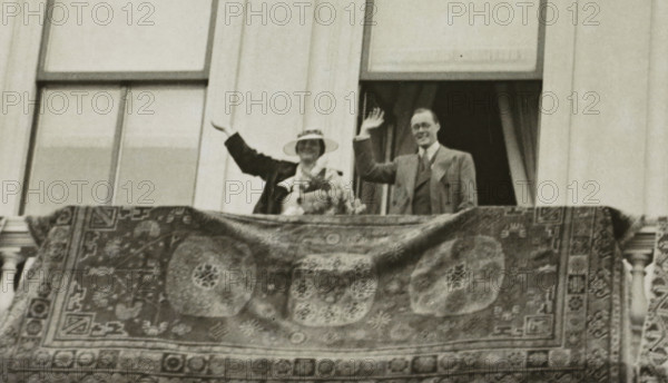 Engagement of Juliana, Queen of the Netherlands, and Bernhard of Lippe-Biesterfeld on the balcony