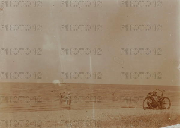 Beach at Valkeveen with people paddling, photograph, inscription: 'N', Valkeveen, c. 1925 - c.