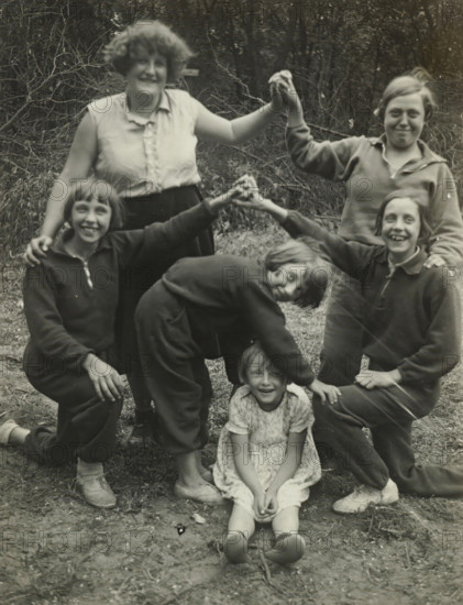 Group portrait of six girls at the Valkeveen campsite, including Koos Ochse, photograph,