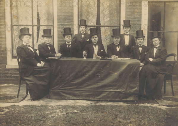 Portrait of a group of unknown women with top hats, photograph, 1915 - 1940, photographer, paper,