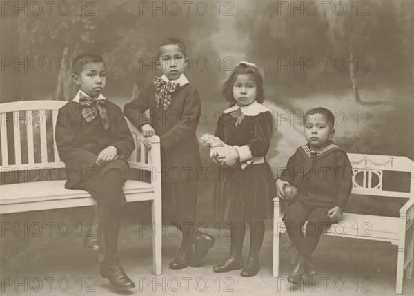 Portrait of four unknown children, probably related to the Marmelstein family, photograph,