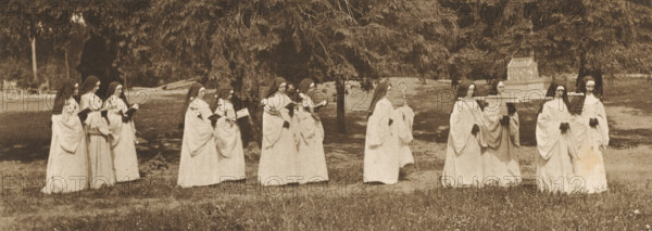 Les Nonnes, Group of nuns, four of whom carry a reliquary, page, photomechanical print,