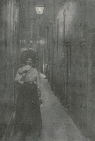 Gasse in Venedig, Portrait of an unknown woman with fan and hat in an alley in Venice, page,