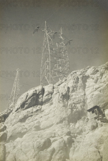 280 kv masts, Electricity pylons at an unknown location in the United States, photograph, title: