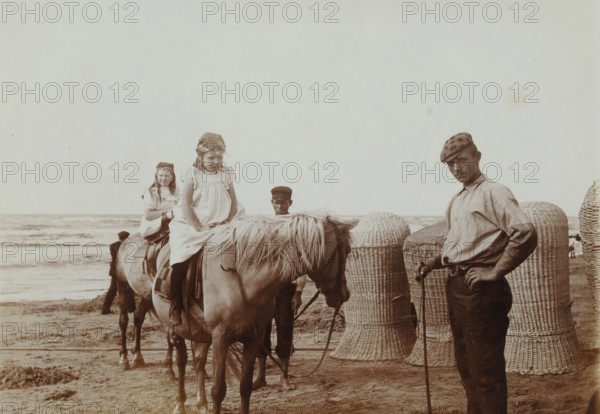 At the Beach, photograph, inscription: 'H + Nan, zeev, ...', photographer: attributed to Willem de