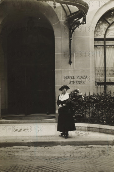 Woman on the street with a bouquet, photograph, inscription: 'Àffaire Costa', Paris, 1916,
