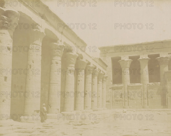 Courtyard of the Temple of Horus in Edfu, Edfou Coure de temple de Horous, photograph, Part of