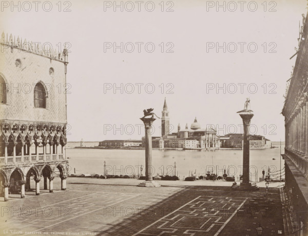Petite Place Saint-Marc avec vue sur les Lagunes et Ile St. Georges., St. Mark's Square with two
