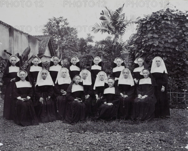 The Novices., Group portrait of the novices of the Ursulines, presumably in Weltevreden, album