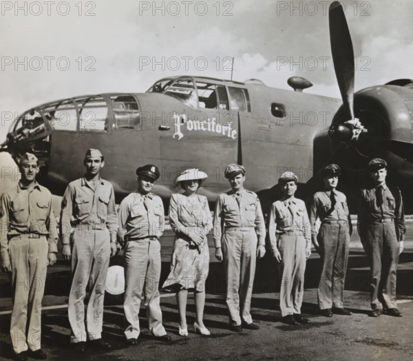 Princess Juliana with American aviators in front of an airplane, Princess Juliana with the crew of