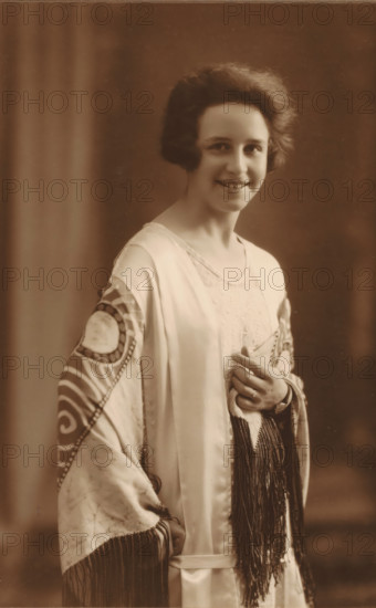 To Mr. E van Essen, Nora Janssens, Sept 1925 A'dam, Portrait of Nora Janssens, photograph, The
