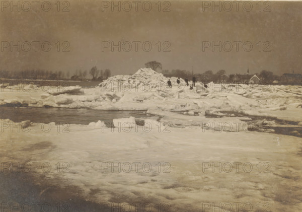Ice floes in a river, Netherlands, photograph, check stamp: 'Atelier W. Visser Werkendam',
